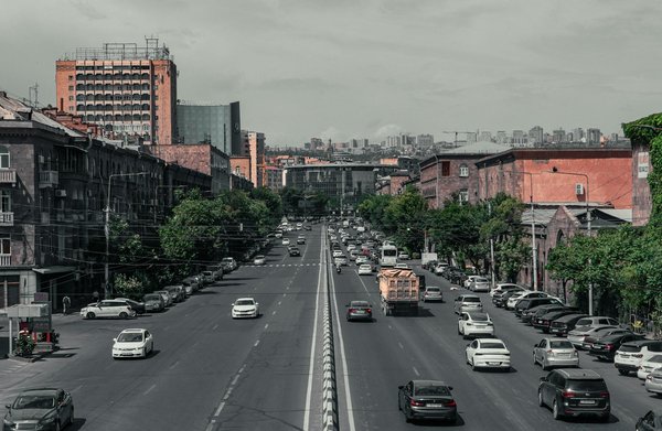 Aménagement poste de travail : alliez confort et technologie.