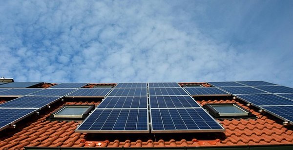 Panneau solaire photovoltaïque : une rénovation qui valorise votre bien
